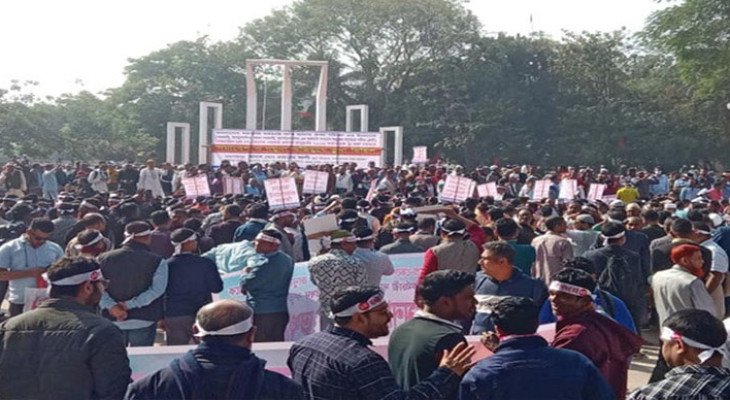 পে-স্কেলের গেজেট বাস্তবায়নের দাবিতে সরকারি কর্মচারীদের সমাবেশ